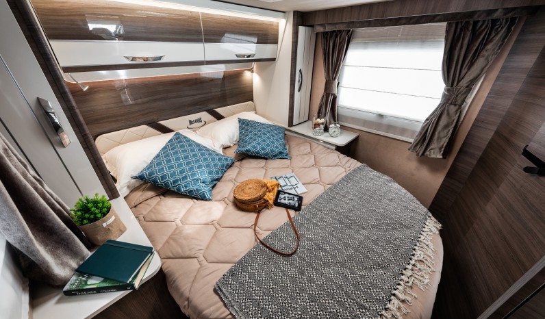 MC LOUIS NEVIS 879 MATIC full