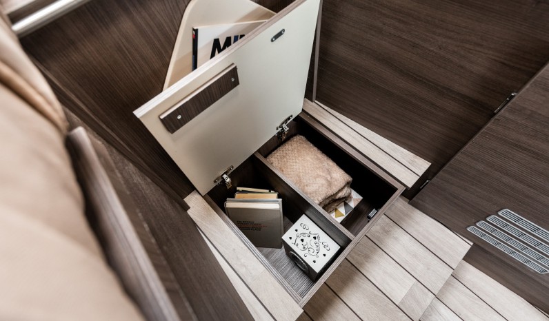 MC LOUIS NEVIS 879 full