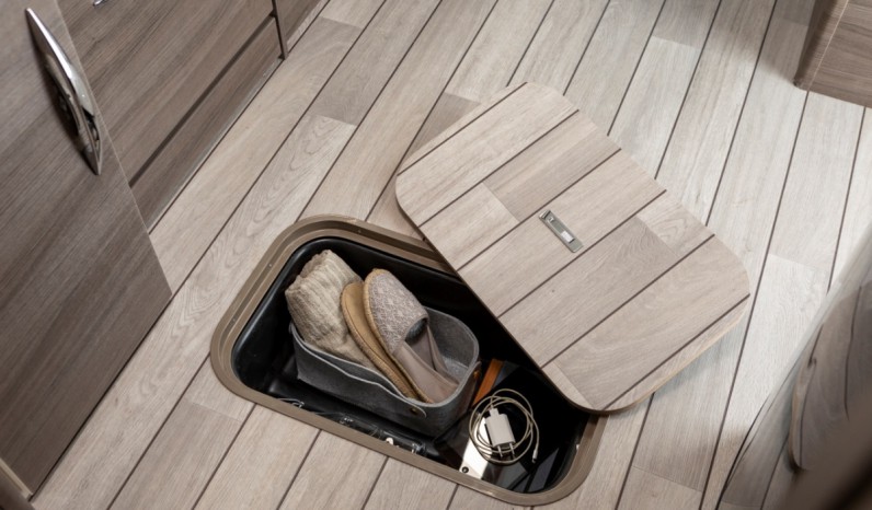 MC LOUIS NEVIS 881 full