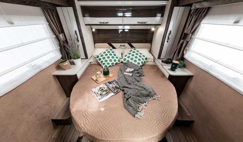 MC LOUIS NEVIS 879 full