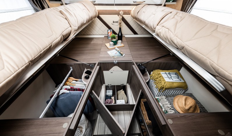 MC LOUIS NEVIS 879 full